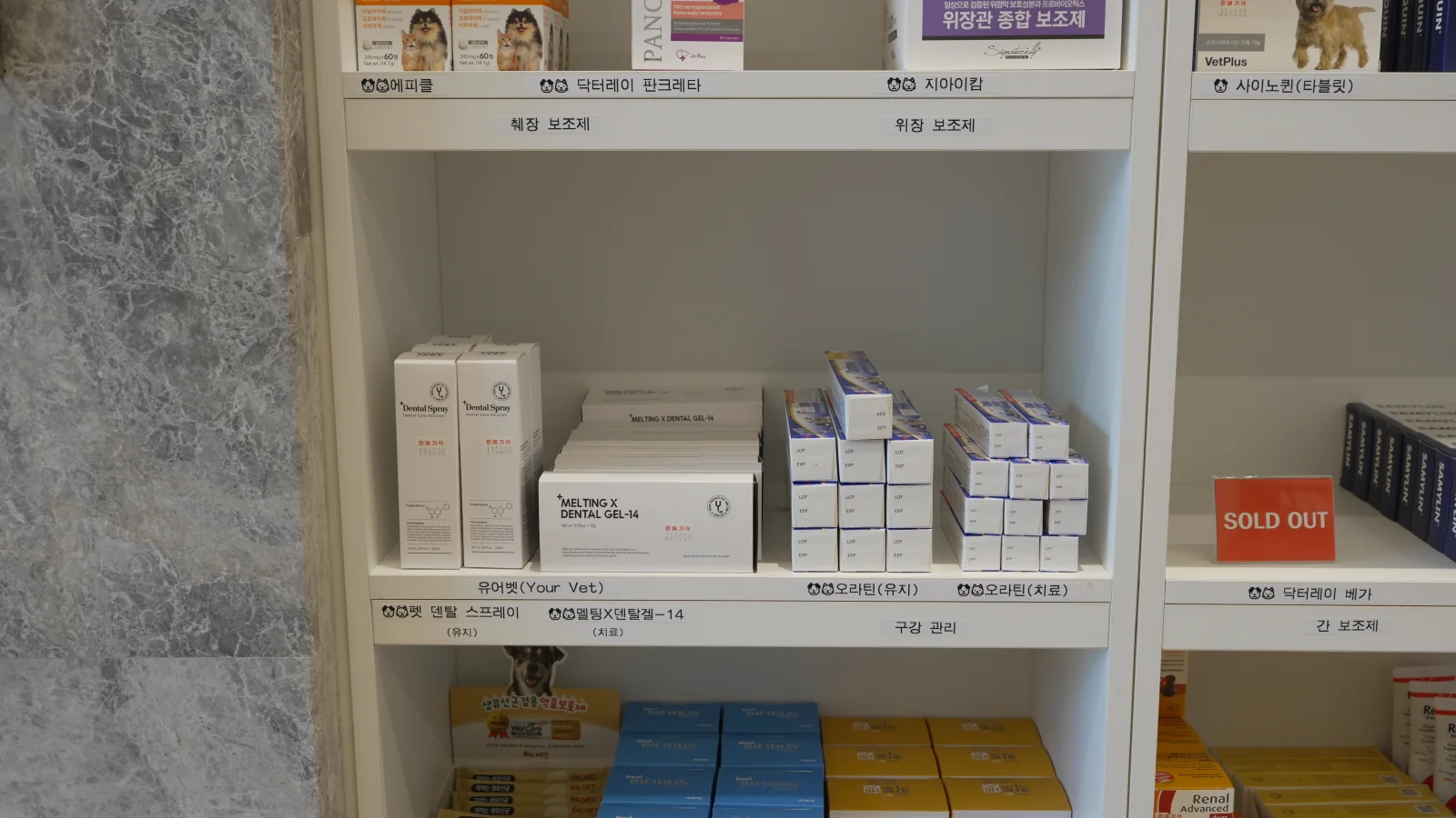 중환자실 — 산소 케이지·모니터 작동 중